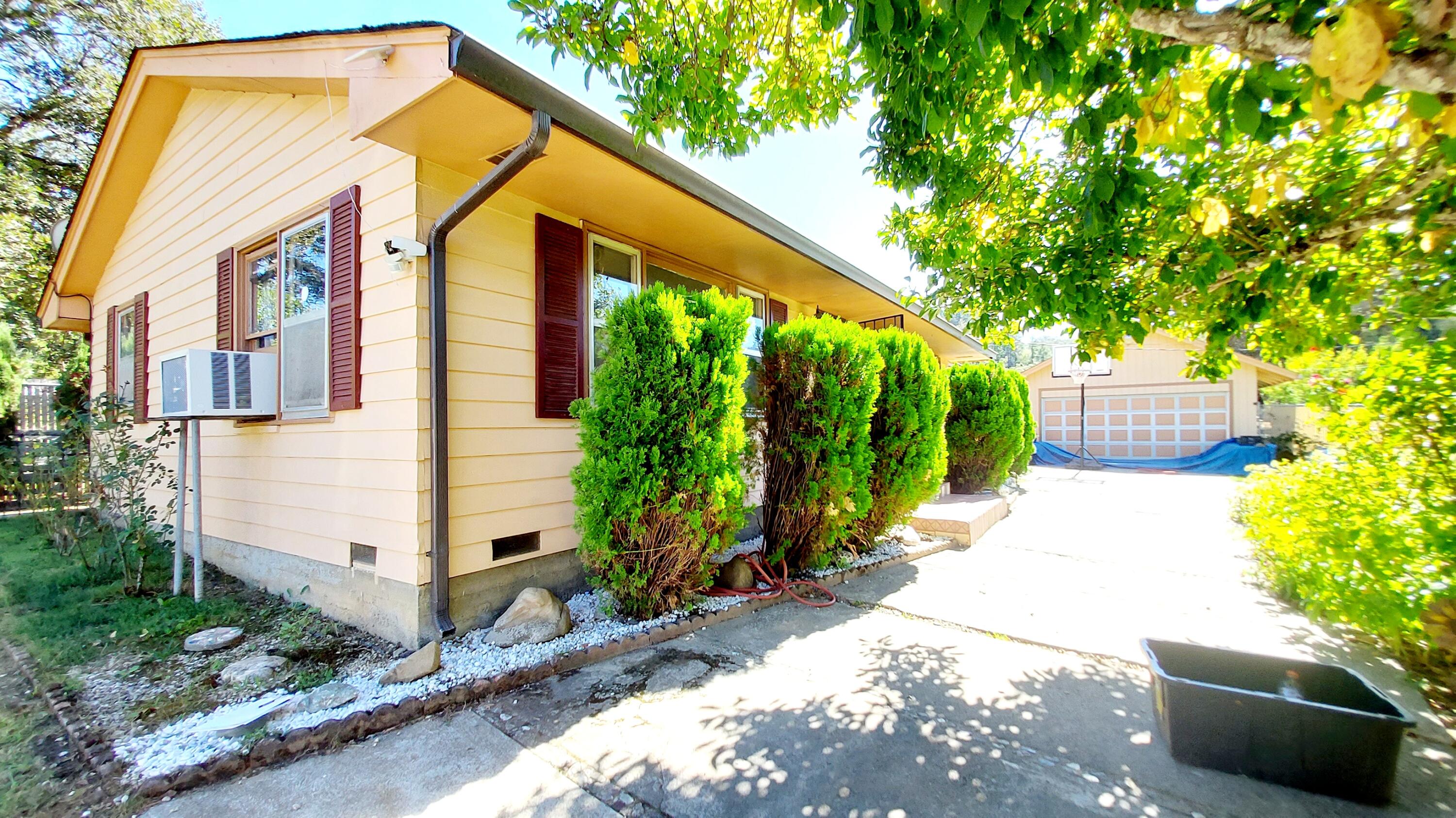 609 Steelhead Road Alderpoint, CA 95511 - Photo 4 of 58 Driveway