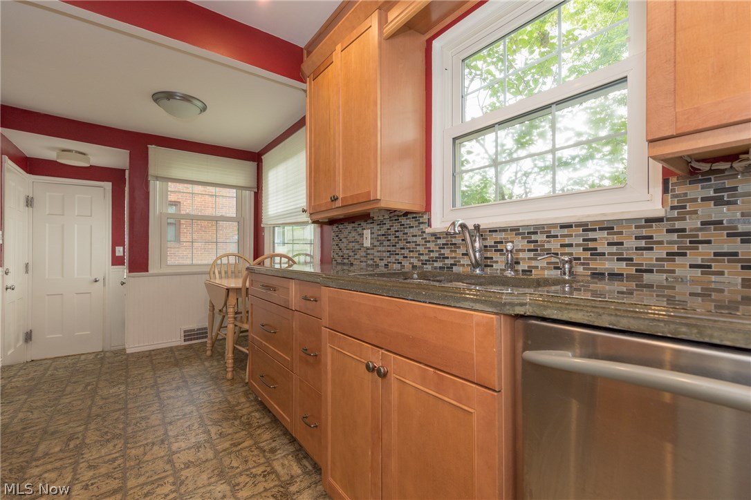 2516 Milton Road Cleveland, OH 44118 - Photo 8 of 34 Gallery Image 8