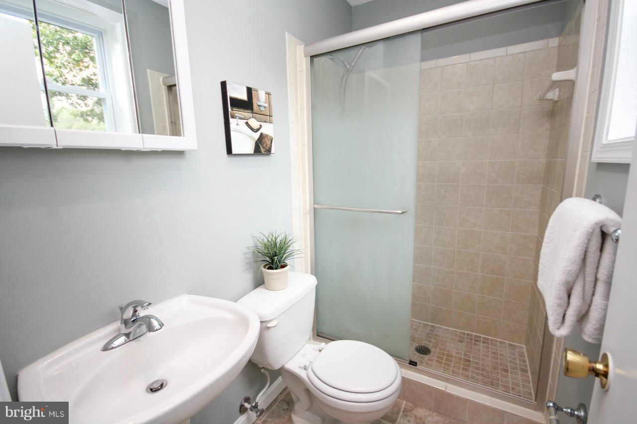 2224 Kings House Road Silver Spring, MD 20905 - Photo 16 of 30 Bath (Master)