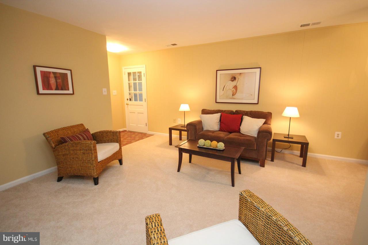 2224 Kings House Road Silver Spring, MD 20905 - Photo 21 of 30 Living Room