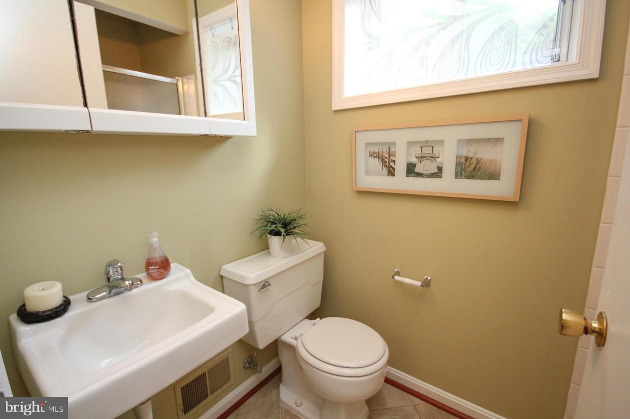 2224 Kings House Road Silver Spring, MD 20905 - Photo 25 of 30 Bath
