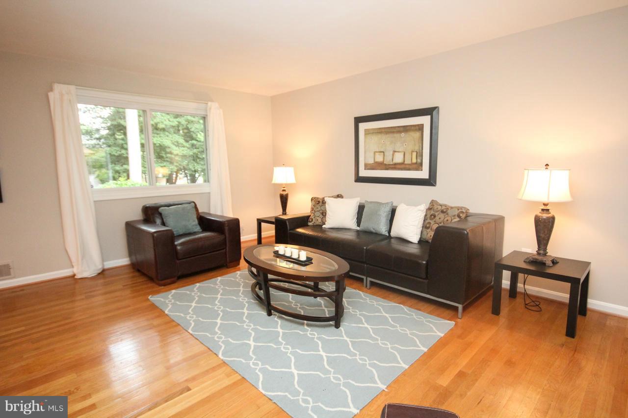 2224 Kings House Road Silver Spring, MD 20905 - Photo 6 of 30 Living Room