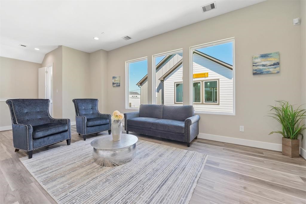 2504 West Tidwell Road, Unit G Houston, TX 77091 - Photo 5 of 30 a living room with furniture and a potted plant