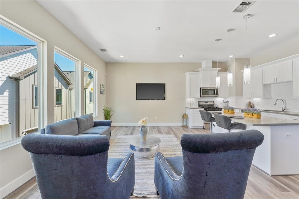 2504 West Tidwell Road, Unit G Houston, TX 77091 - Photo 10 of 30 a living room with furniture kitchen and a large window