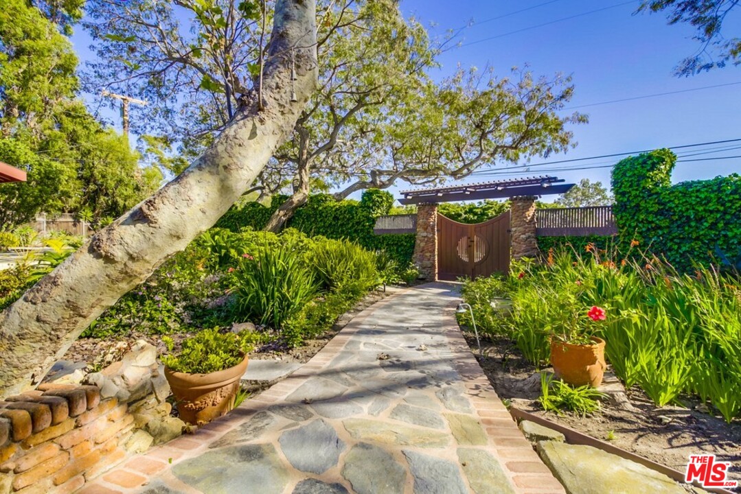 29271 Greenwater Road Malibu, CA 90265 - Photo 2 of 48