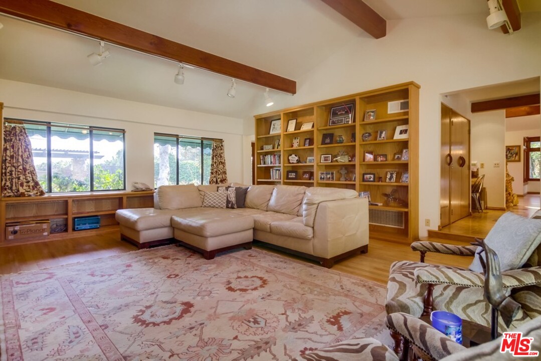 29271 Greenwater Road Malibu, CA 90265 - Photo 10 of 48