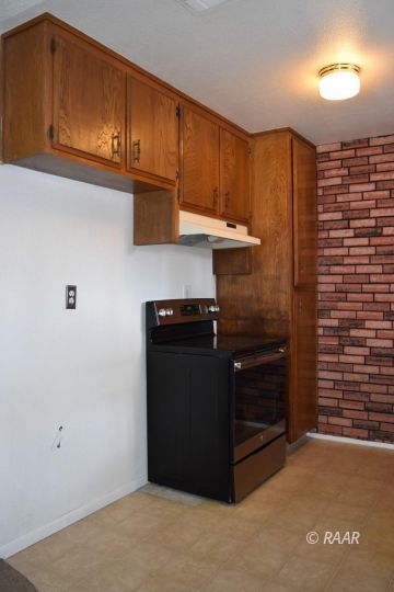 1116 West St George Avenue Ridgecrest, CA 93555 - Photo 4 of 17 a kitchen with stainless steel appliances a refrigerator and cabinets