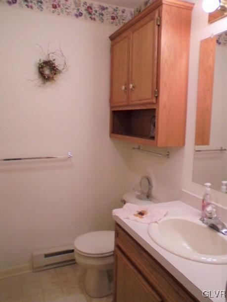 916 Cold Spring Road, Unit 5 Allentown, PA 18103 - Photo 9 of 18 Hallway full bathroom.