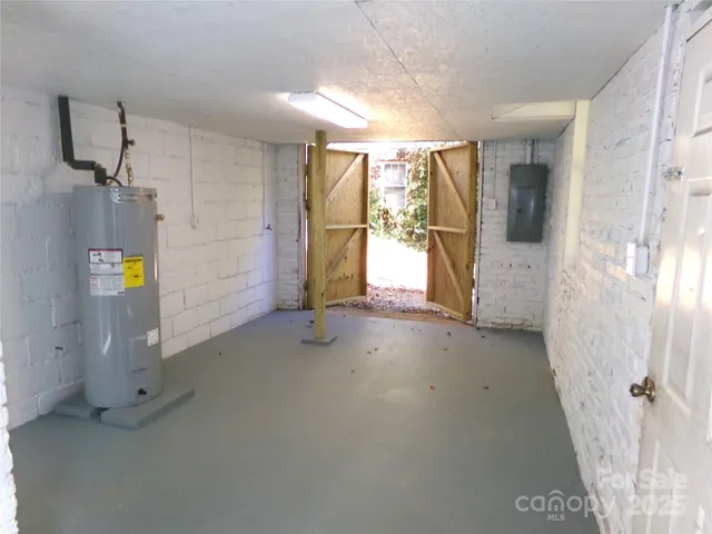 a view of a house with backyard