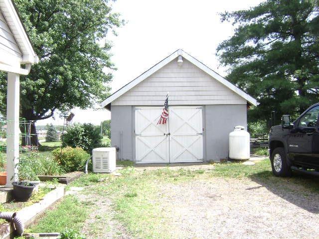 6069 Snyder Road Cincinnati, OH 45247 - Photo 5 of 34