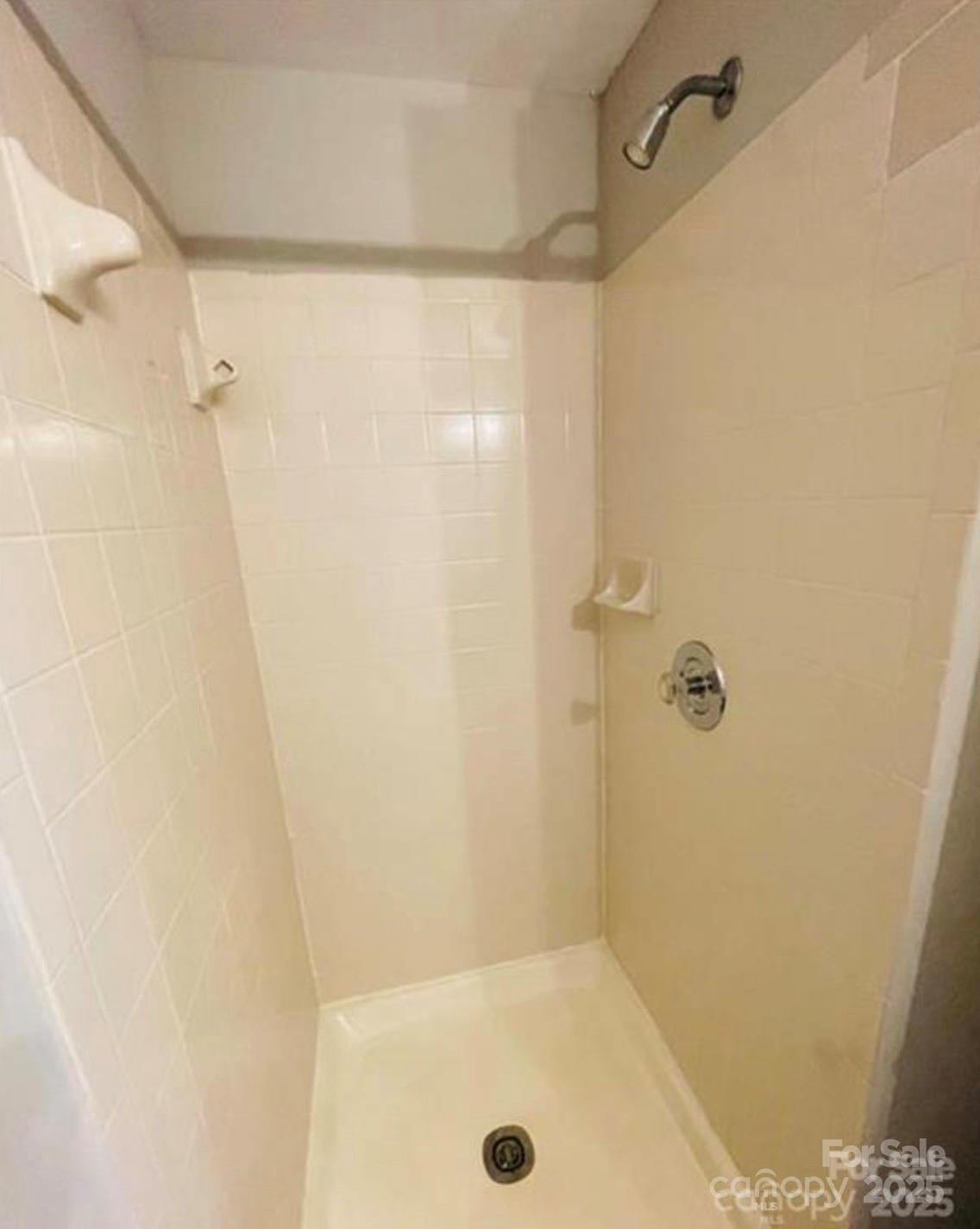 1624 Arlyn Circle, Unit G Charlotte, NC 28213 - Photo 7 of 13 a bathroom with a tub