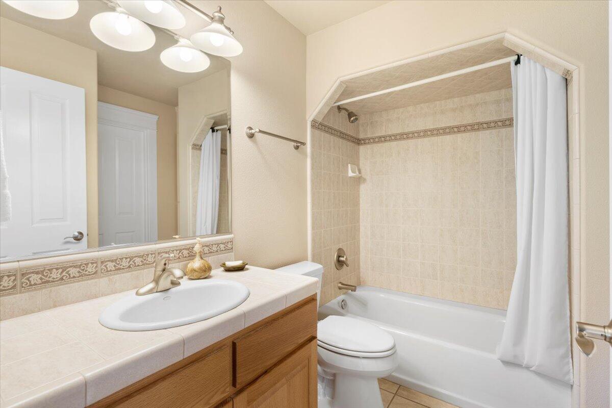 3344 Pearce Park Road Grants Pass, OR 97526 - Photo 47 of 65 Downstairs Main bathroom has 2 entrances. One from hallway and one from 2nd Primary bedroom.