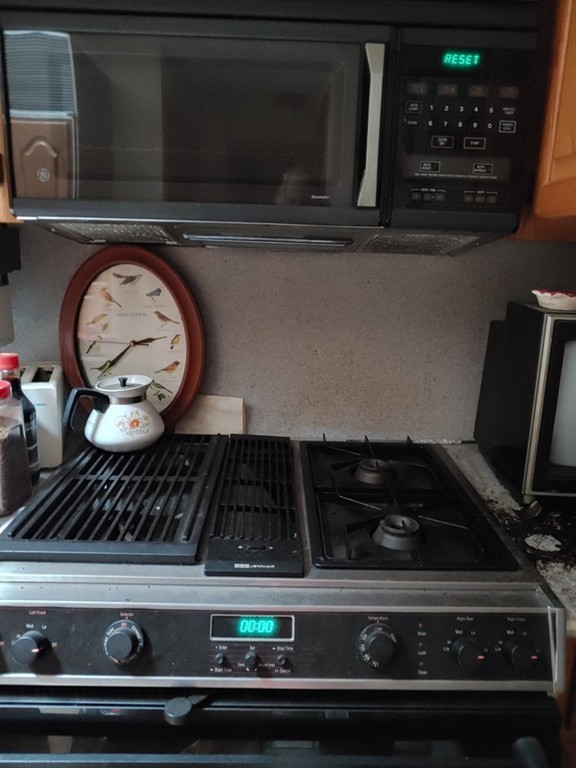 5 Capt Peter Simpson Road Millbury, MA 01527 - Photo 24 of 35 a close view of stove top oven