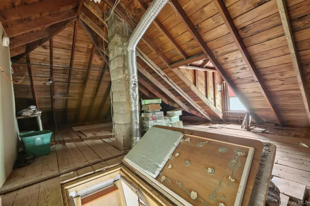 a picture of a very nice looking hallway