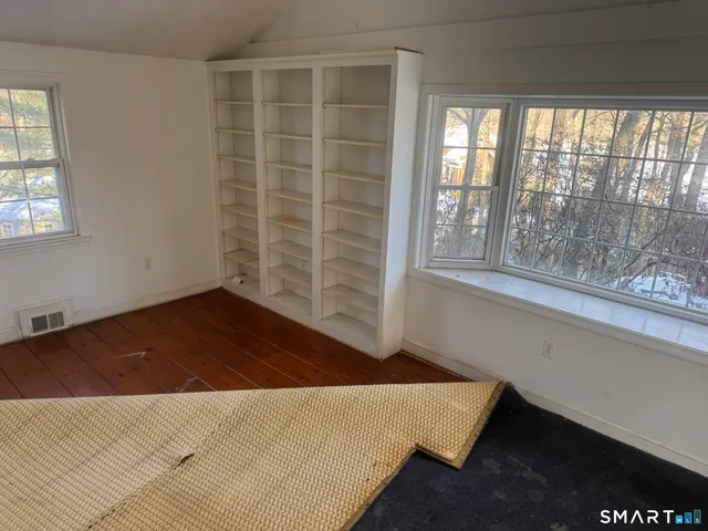 $399,900 | 33 Wood Pond Road, West Hartford, CT 06107