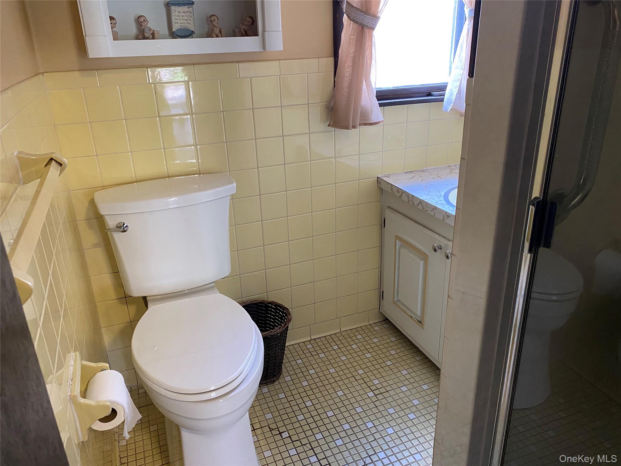 23 Colton Road Mahopac, NY 10541 - Photo 13 of 35 Full bathroom on 1st floor off entry foyer.