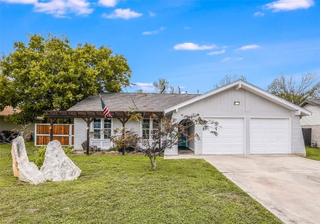 a view of a house with backyard