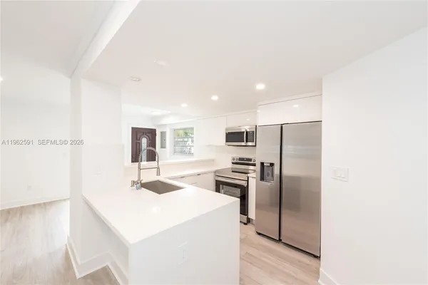 $2,800 | 230 Sunrise Drive, Unit 1, Key Biscayne, FL 33149
