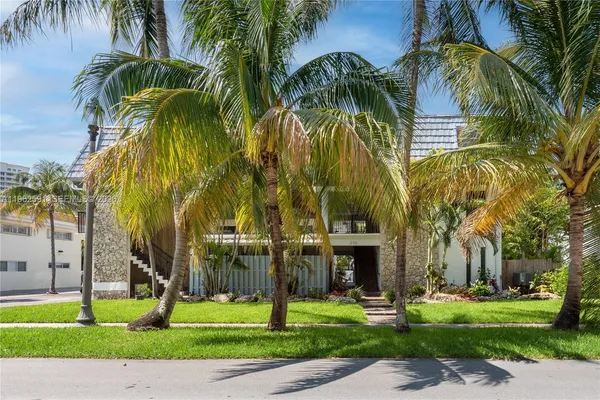 $2,800 | 230 Sunrise Drive, Unit 1, Key Biscayne, FL 33149