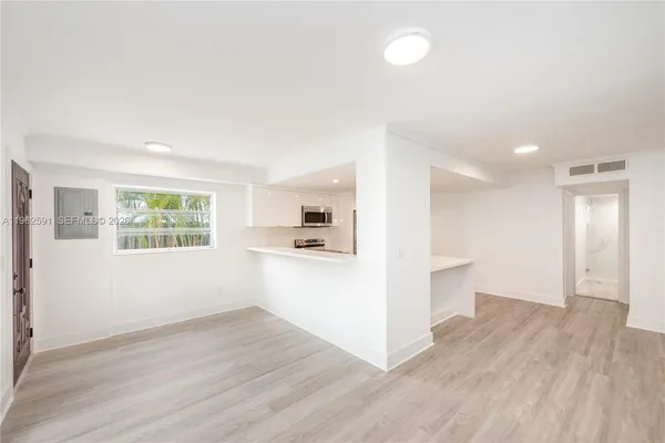 $2,800 | 230 Sunrise Drive, Unit 1, Key Biscayne, FL 33149