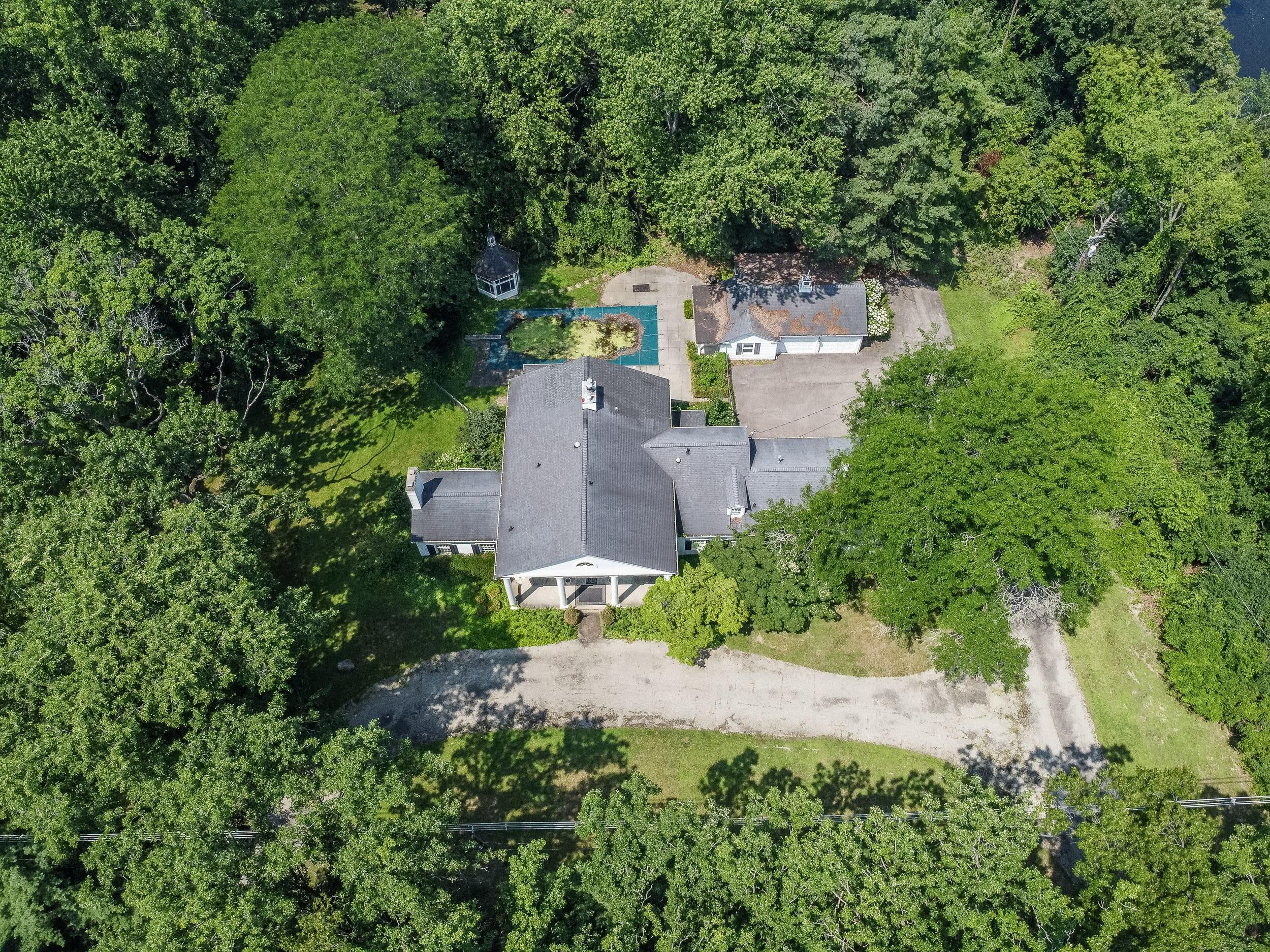 31677 Mountain View Road Franklin, MI 48025 - Photo 3 of 77 31677 Mountain View Rd (2 of 94)