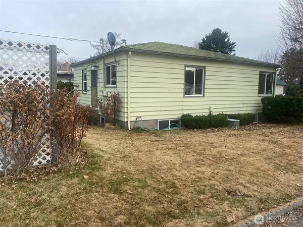 a view of a house with backyard and garden
