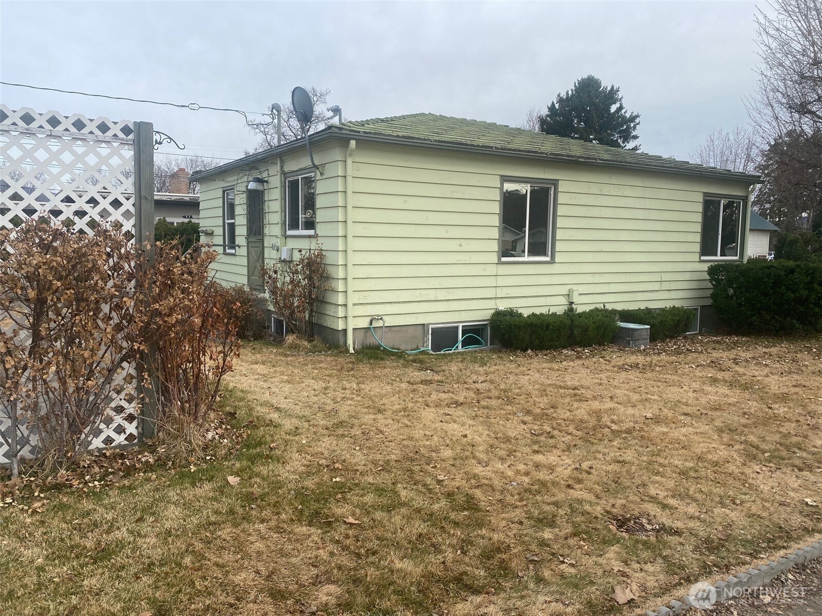 220 West Apple Street Omak, WA 98841 - Photo 3 of 27 a view of a house with backyard and garden