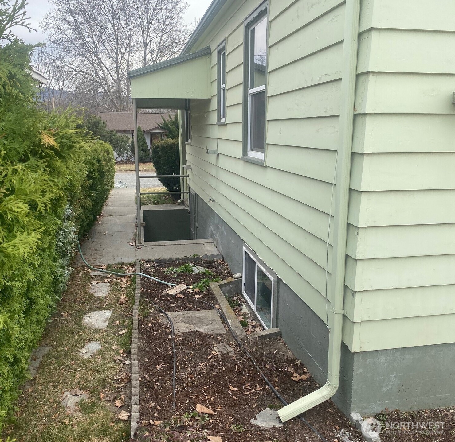 220 West Apple Street Omak, WA 98841 - Photo 4 of 27 a front view of a house with garden