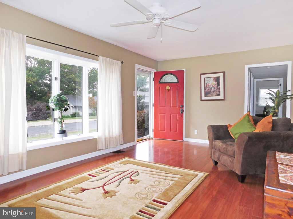 215 Devon Road Fairless Hills, PA 19030 - Photo 5 of 37 Living Room