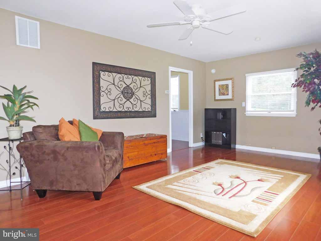 215 Devon Road Fairless Hills, PA 19030 - Photo 6 of 37 Living Room