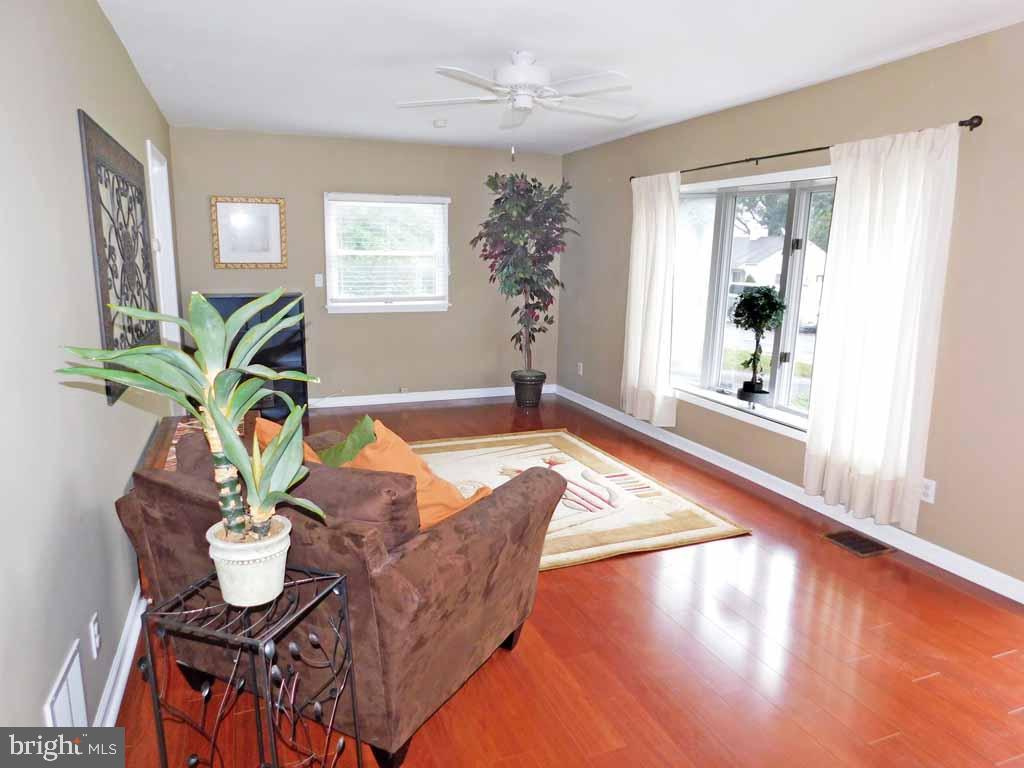215 Devon Road Fairless Hills, PA 19030 - Photo 7 of 37 Living Room
