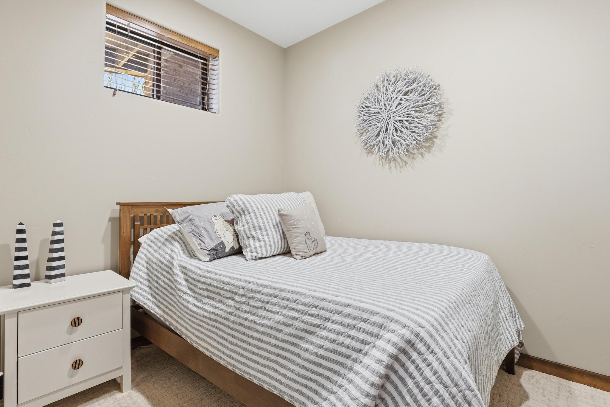 2908 East Rim Club Drive Payson, AZ 85541 - Photo 43 of 77 a bedroom with a bed and a wall painting