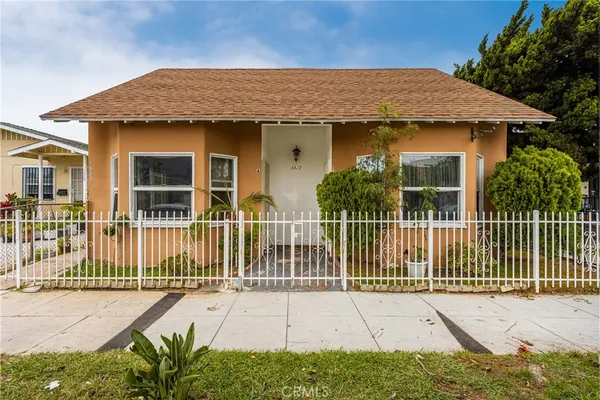 $2,300 | 1521 Junipero Avenue, Unit A, Long Beach, CA 90804