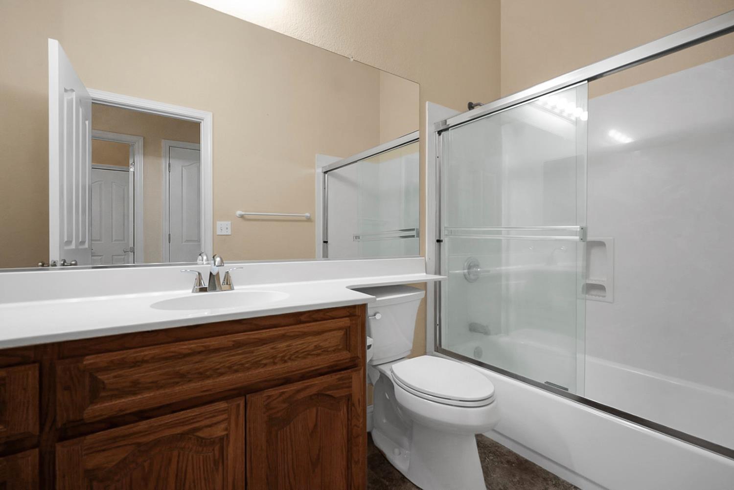 1163 Bailey Drive Ripon, CA 95366 - Photo 14 of 37 Well appointed hall bathroom conveniently located for guests.