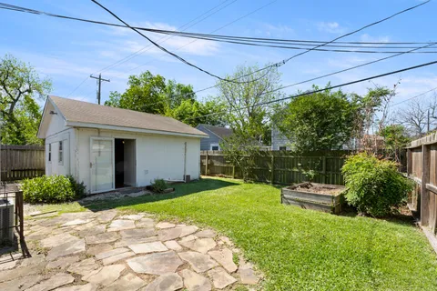 a view of a house with backyard and a garden