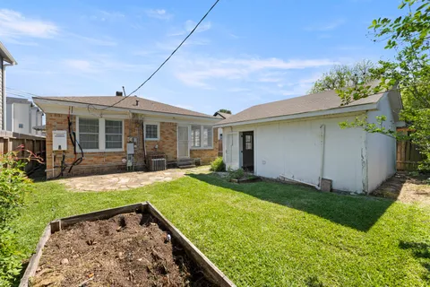 a view of a yard in front of house