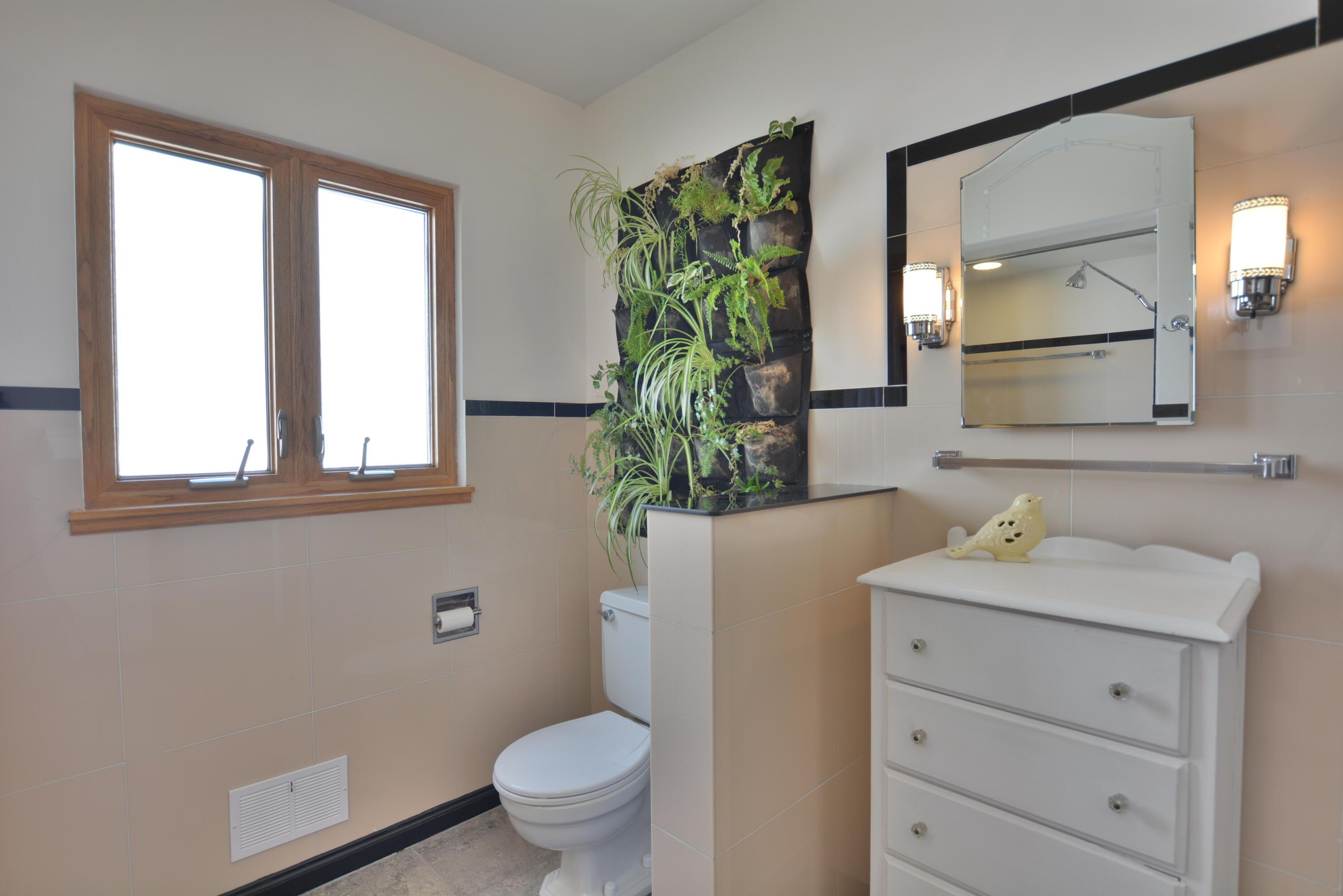 2510 Dover Road Columbus, OH 43209 - Photo 14 of 33 Retro Main Floor Bath 2