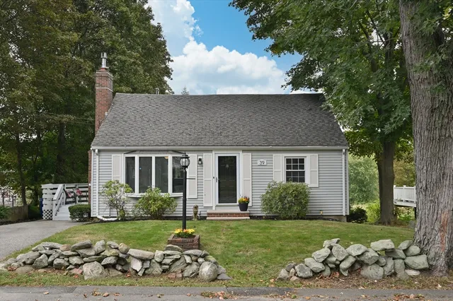 a view of a house with backyard and garden