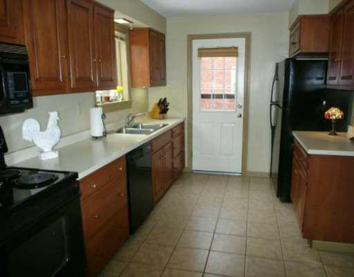416 Old Farm Road Mt. Lebanon, PA 15228 - Photo 5 of 8 Kitchen.