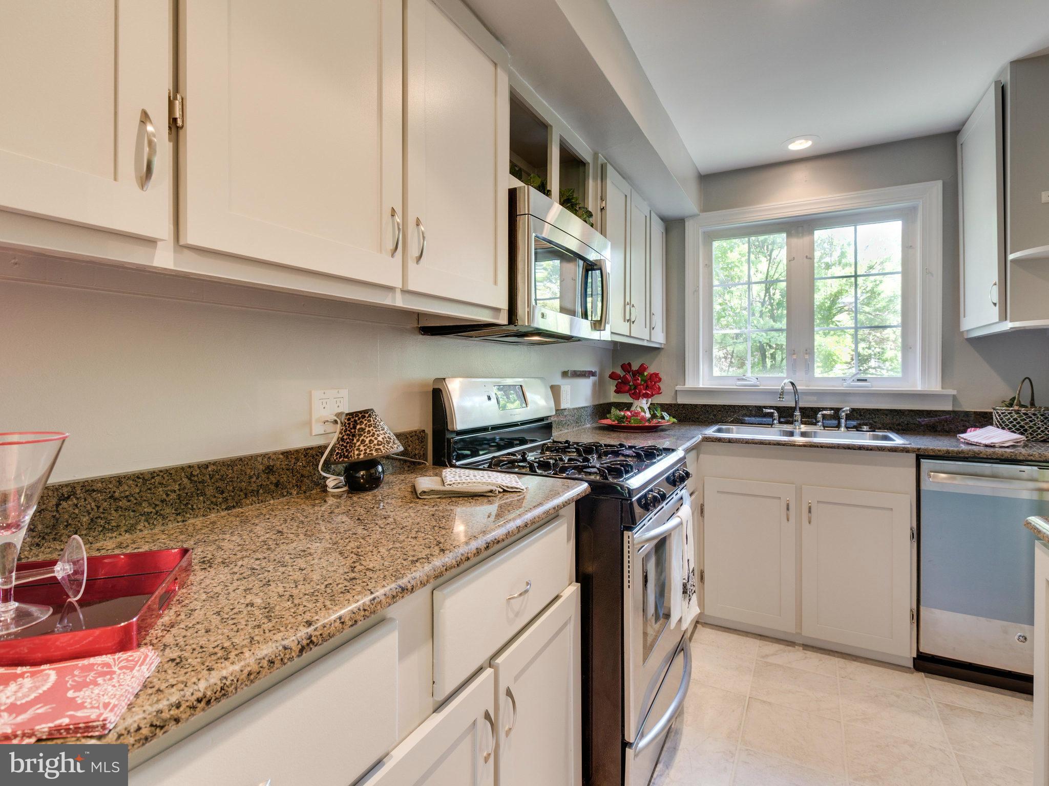 3230 Gunston Road, Unit 7203230 Alexandria, VA 22302 - Photo 11 of 21 Kitchen