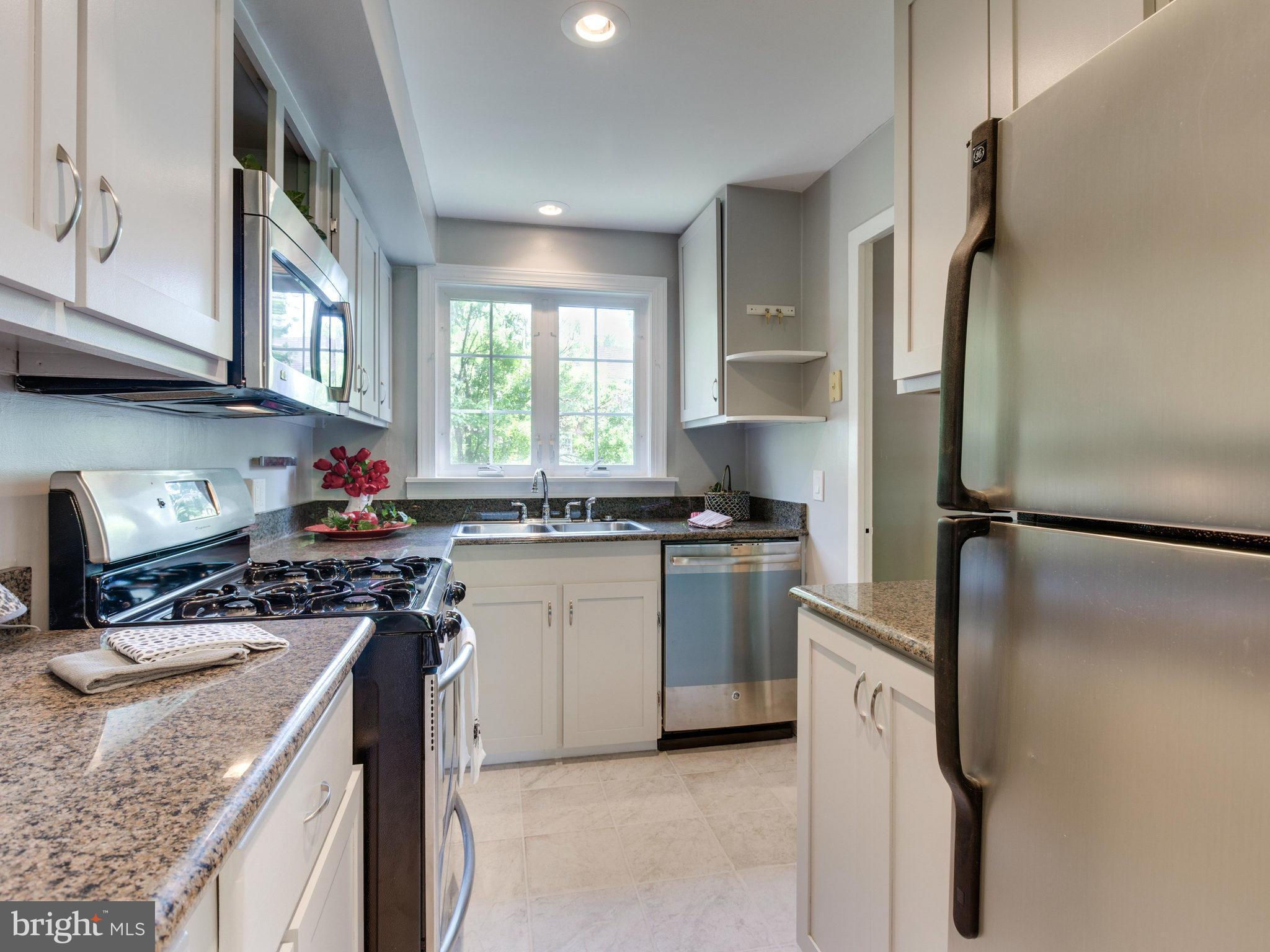 3230 Gunston Road, Unit 7203230 Alexandria, VA 22302 - Photo 12 of 21 Kitchen newly renovated