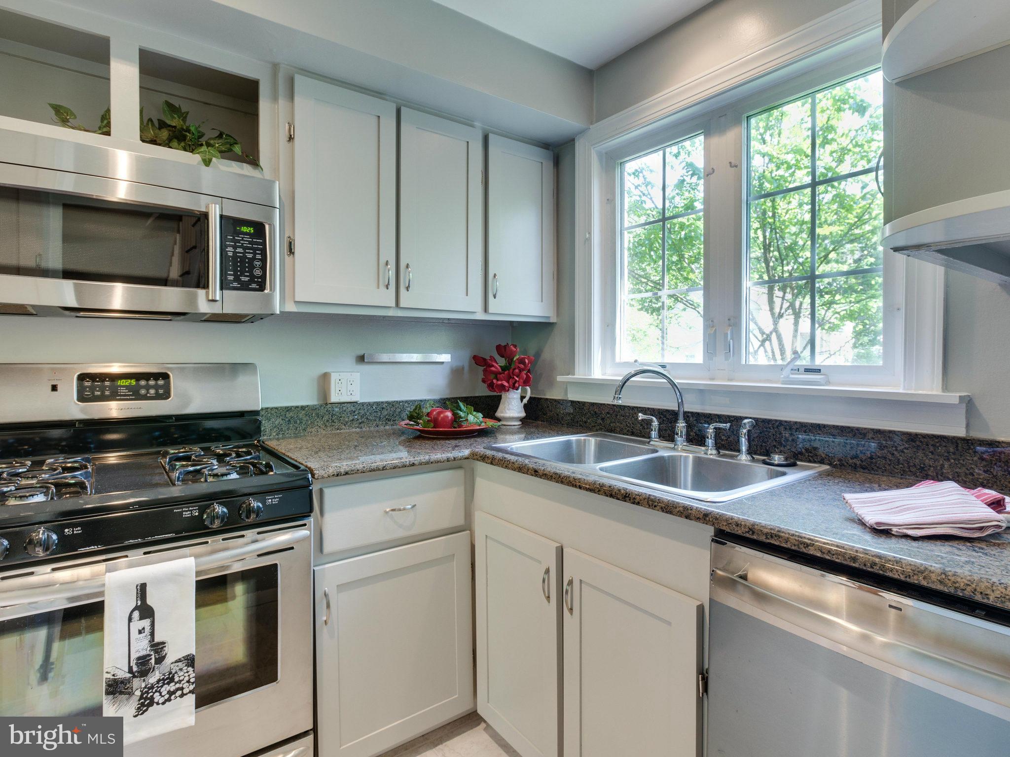 3230 Gunston Road, Unit 7203230 Alexandria, VA 22302 - Photo 14 of 21 Kitchen