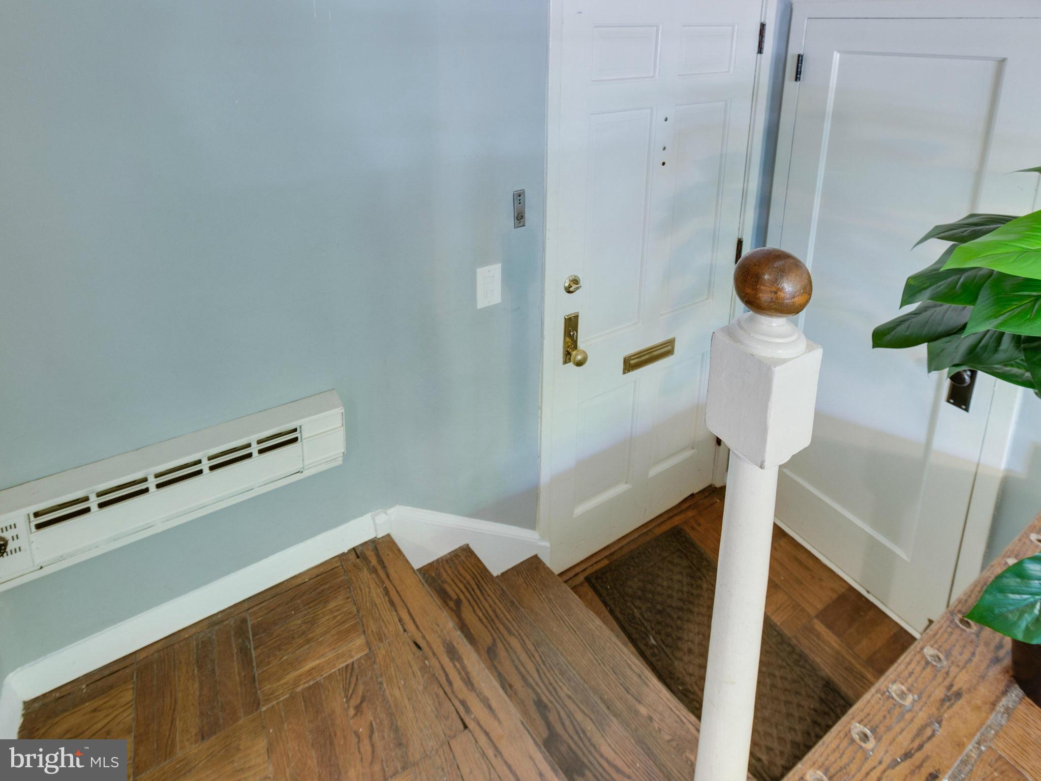 3230 Gunston Road, Unit 7203230 Alexandria, VA 22302 - Photo 5 of 21 Front foyer