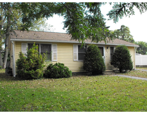 527 Riverside Road Springfield, MA 01107 - Photo 2 of 4 Gallery Image 2