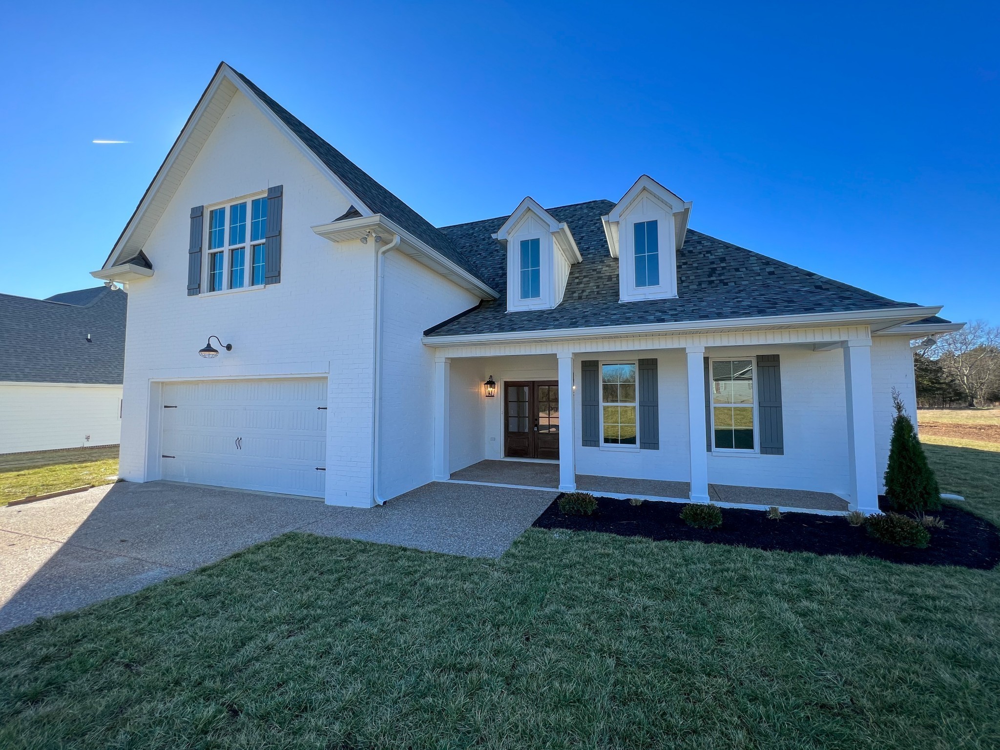a view of front of a house with a yard