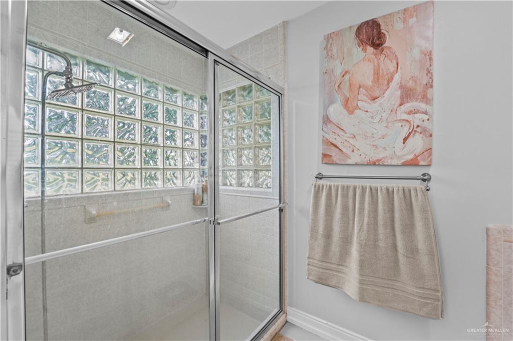 7411 East Texas Road Edinburg, TX 78542 - Photo 5 of 20 a bathroom with a bathtub and a shower