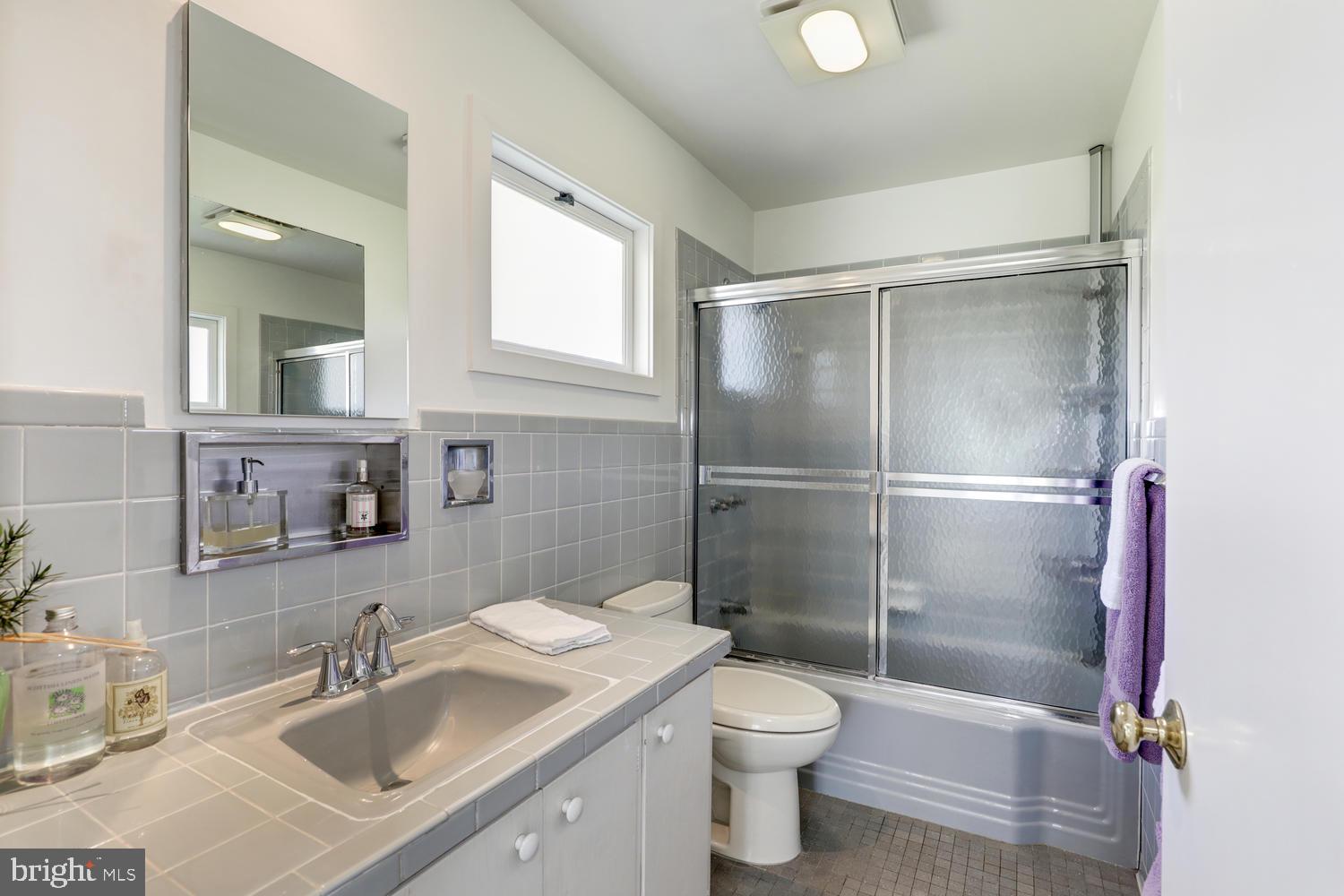 207 Riverside Drive Princeton, NJ 08540 - Photo 22 of 39 Bath off Bedroom