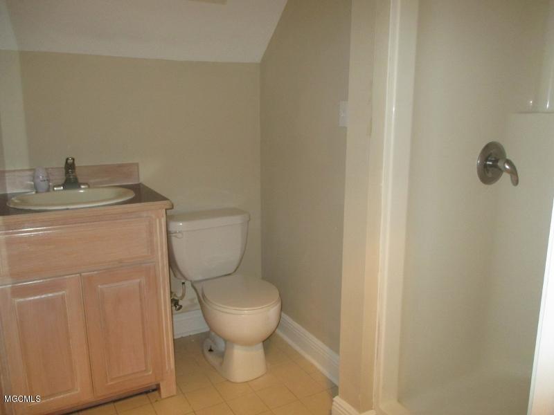 6113 C Byrd Road Ocean Springs, MS 39564 - Photo 19 of 28 BATH UPSTAIRS