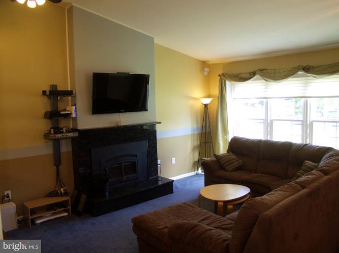 12736 Builders Road Herndon, VA 20170 - Photo 23 of 30 Living Room