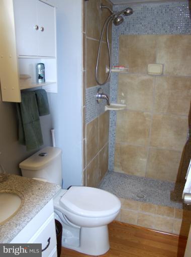 12736 Builders Road Herndon, VA 20170 - Photo 24 of 30 Bath (Master)
